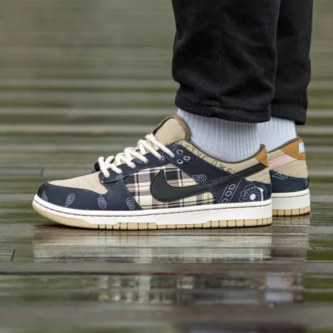 Nike SB Dunk x Travis Scott