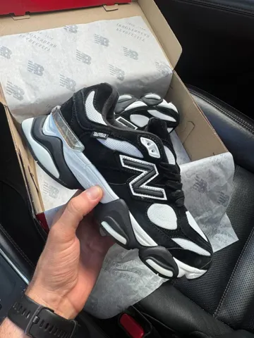 9060 Black/White