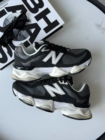 9060 Black/White