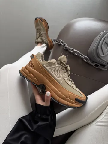 NIKE ZOOM VOMERO ROAM | « KHAKI ANTRACITE UNIVERSITY GOLD » (р)
