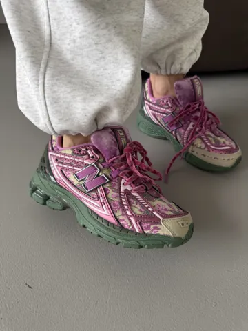 NEW BALANCE 1906 x JACK HARLOW FLOWERS premium (2)
