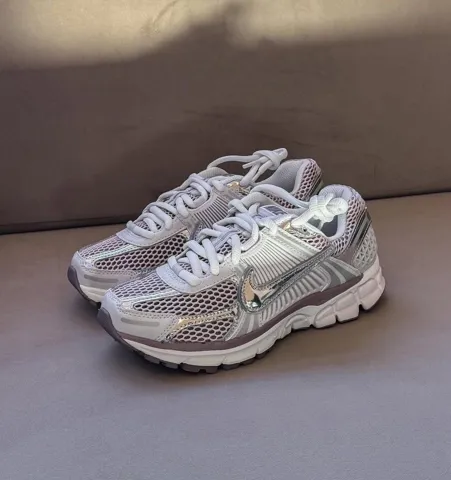 NIKE ZOOM VOMERO 5 | METALLIC SILVER / PLATINUM VIOLET (8)
