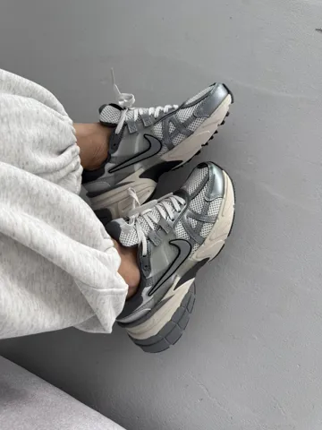 NIKE RUNTEKK V2K RUN | GRAPHITE / WHITE (4)