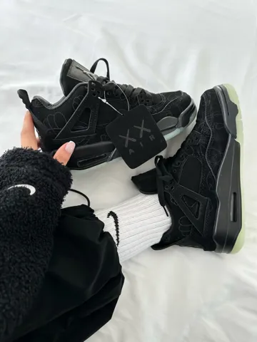 AIR JORDAN RETRO 4 | x KAWS BLACK premium (1)