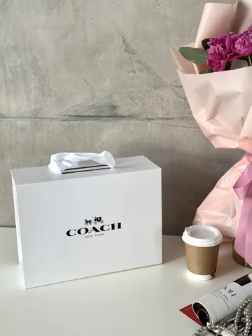 Коробка магніт Coach